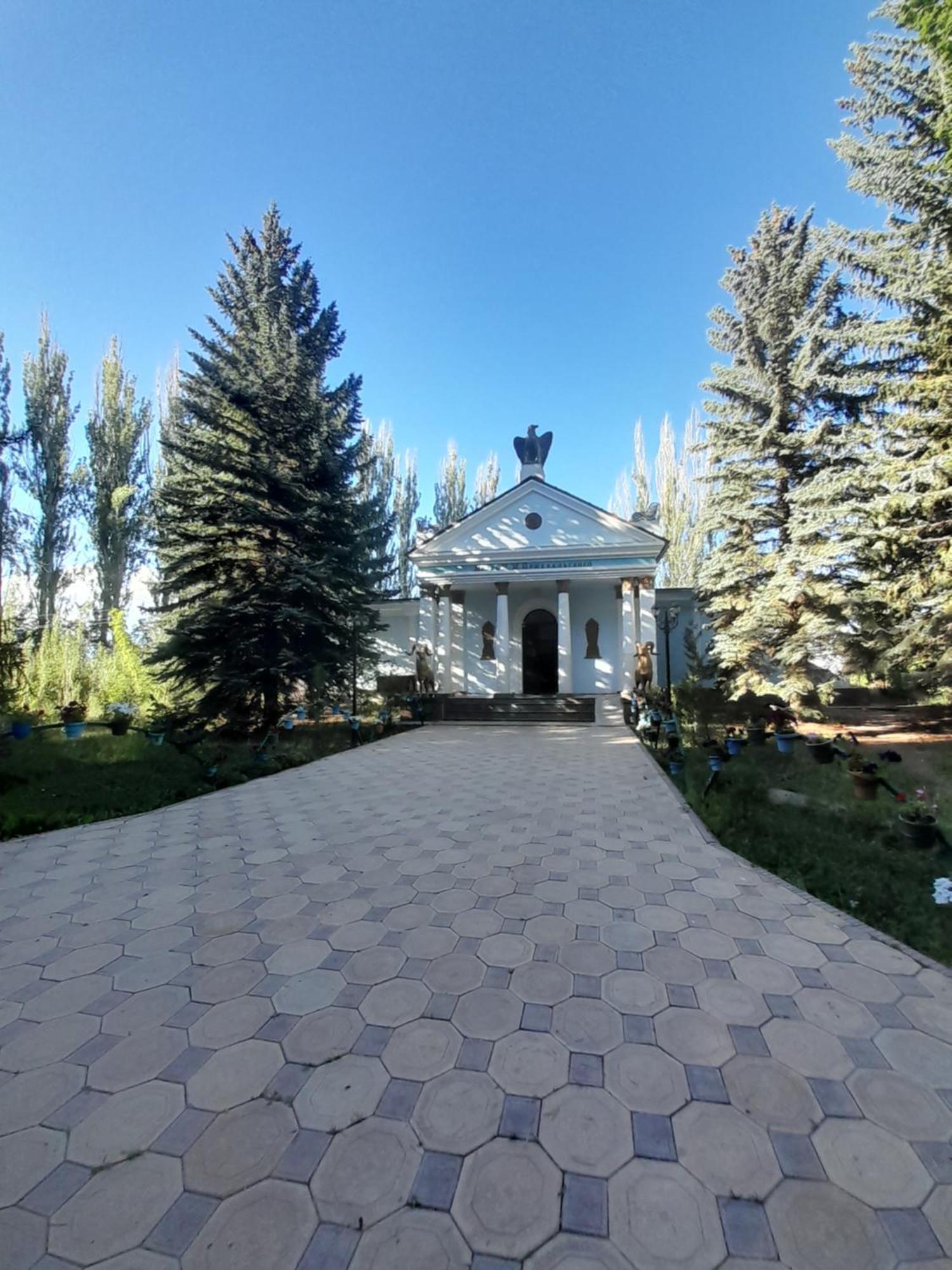 Waterfall In The Yard Каракол Экстерьер фото